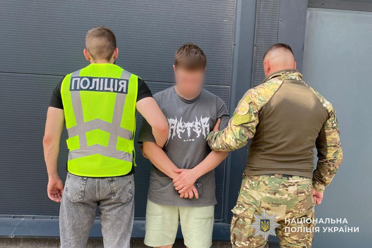 На Тернопільщині поліцейські викрили організовану злочинну групу, яка збувала наркотики, зброю та боєприпаси